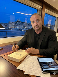 Christophe Mayor écrivain sur un bateau au large de Marseille