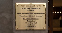 Plaque de Gestcom Sci au complexe « le Krypton 83 »