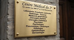 Plaque d’entrée du centre médical au Complexe « Krypton 83 »
